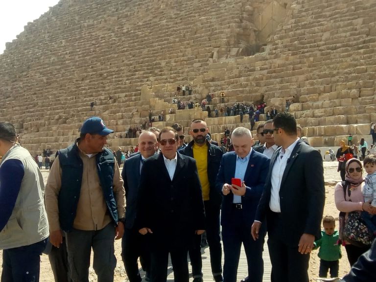 رئيس ألبانيا في منطقة أهرامات الجيزة