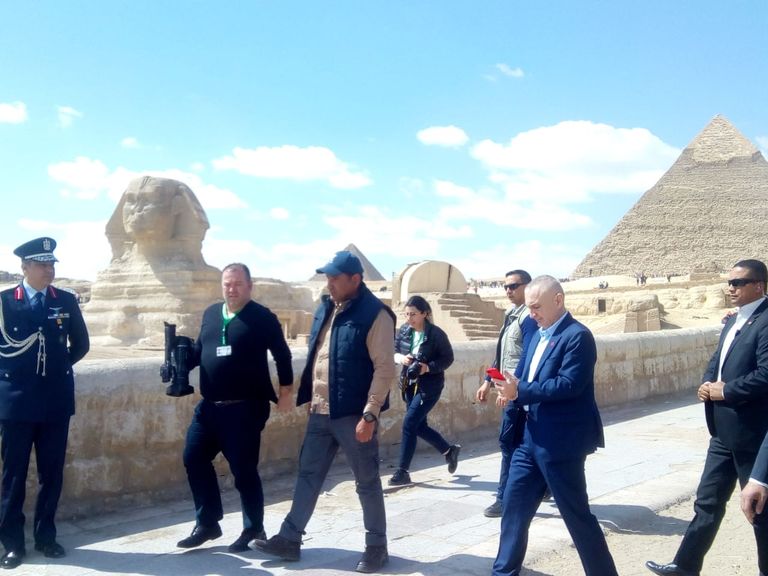 رئيس ألبانيا في منطقة أهرامات الجيزة