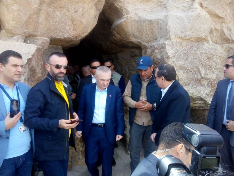 رئيس ألبانيا في منطقة أهرامات الجيزة