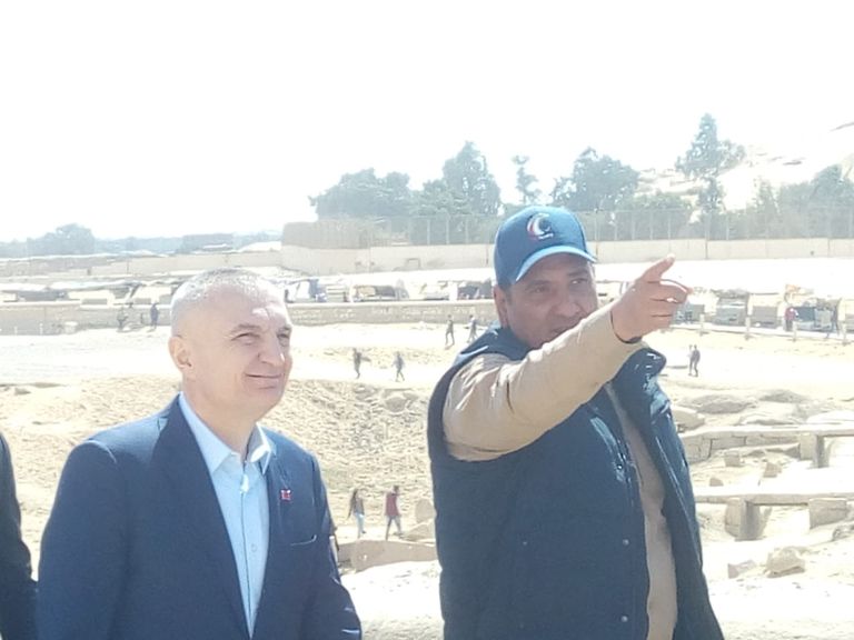 رئيس ألبانيا في منطقة أهرامات الجيزة