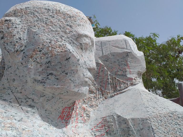 إحدى القطع الفنية في السمبوزيوم