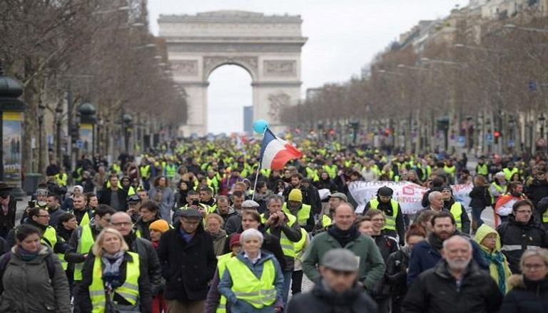 متظاهرو السترات الصفراء أمام قوس النصر في باريس