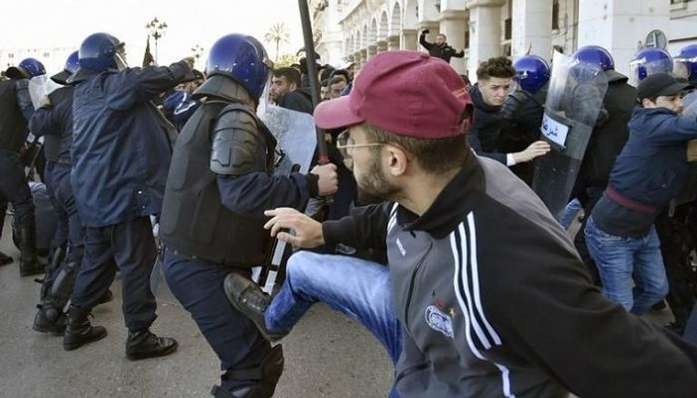صدامات بين الشرطة الجزائرية ومحتجين - أرشيفية 