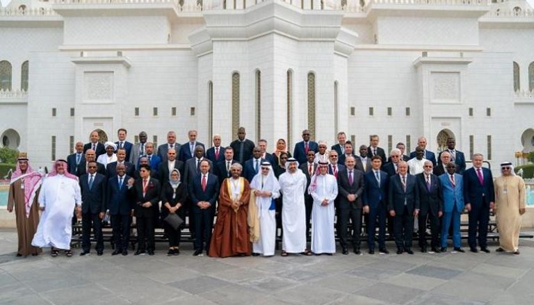 صورة تذكارية تجمع وزراء خارجية الدول الأعضاء في منظمة التعاون الإسلامي