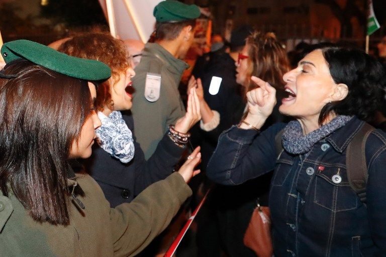 مناوشات كلامية بين مؤيدي ومعارضي نتنياهو في تل أبيب جانب من المظاهرات المعارضة لنتنياهو في تل أبيب