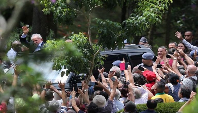 رئيس البرازيل السابق خلال حضوره جنازة حفيده