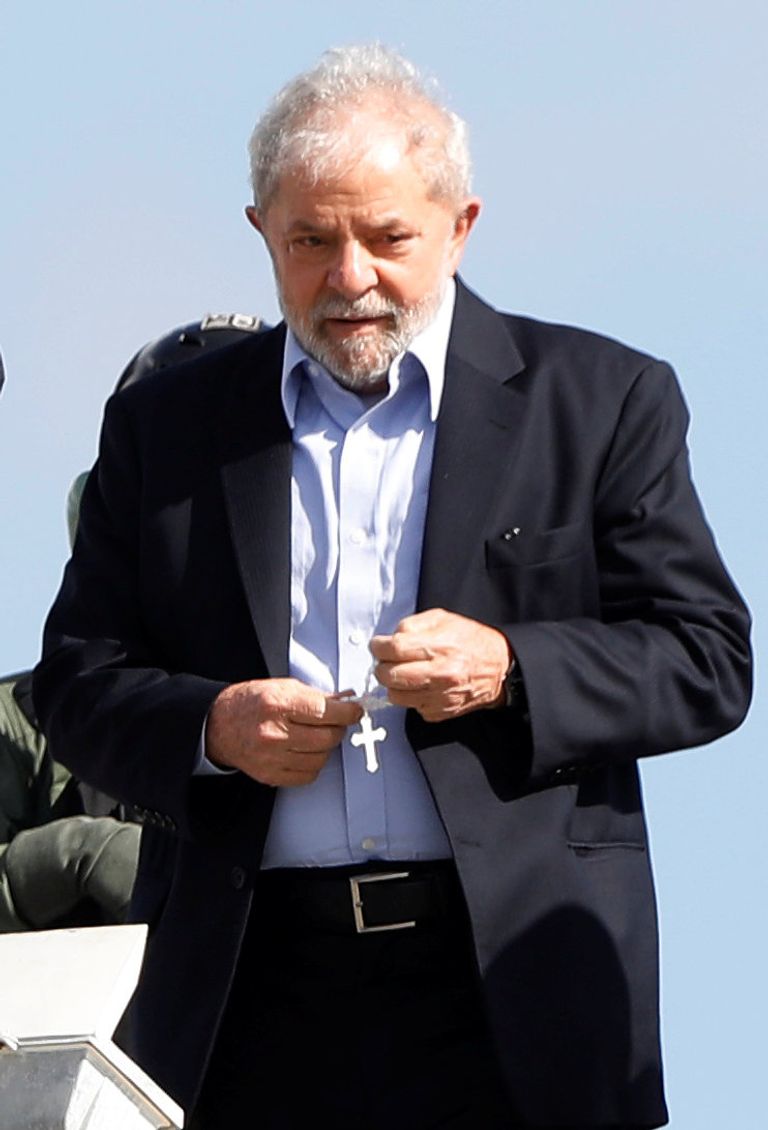 رئيس البرازيل السابق خلال حضوره جنازة حفيده