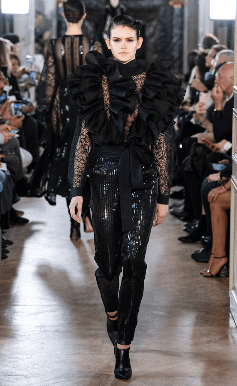 إيلي صعب في ختام عرض مجموعته بأسبوع باريس للموضة