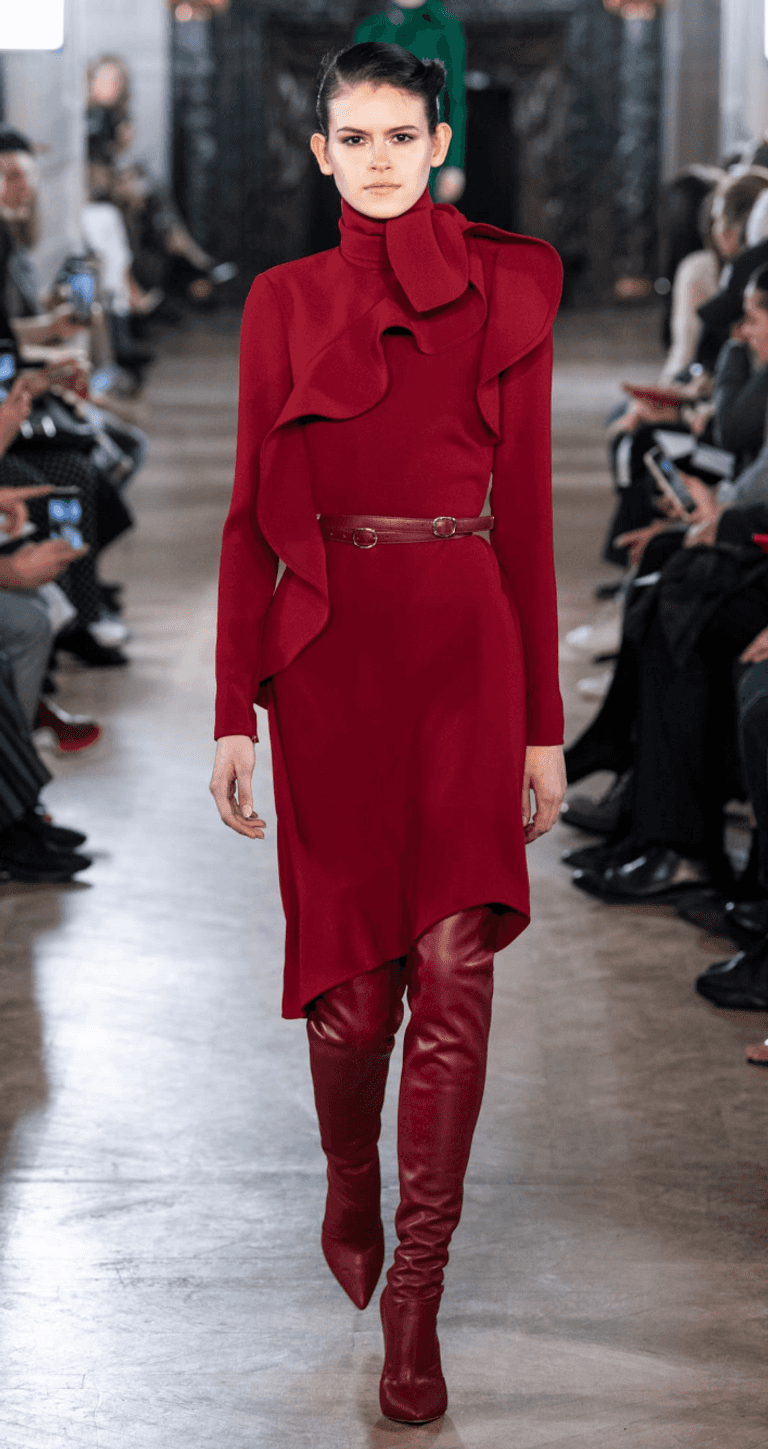 إيلي صعب في ختام عرض مجموعته بأسبوع باريس للموضة