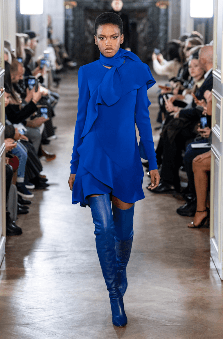 إيلي صعب في ختام عرض مجموعته بأسبوع باريس للموضة