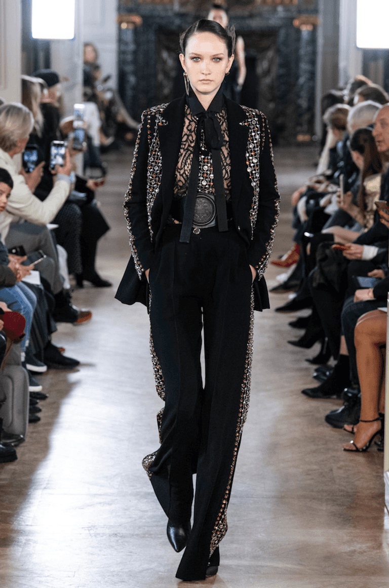 إيلي صعب في ختام عرض مجموعته بأسبوع باريس للموضة