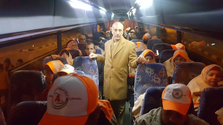 أهالي غزة يتوجهون لأداء فريضة العمرة