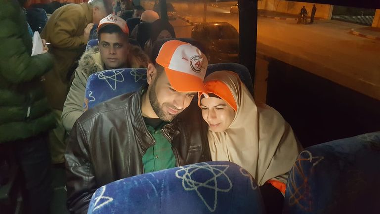 أهالي غزة يتوجهون لأداء فريضة العمرة