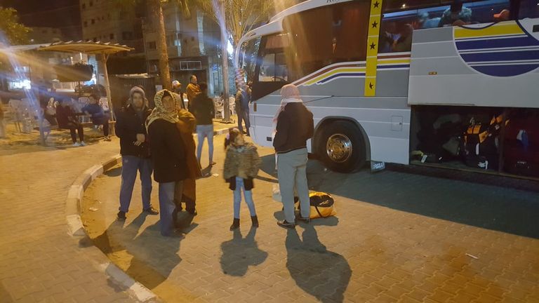 أهالي غزة يتوجهون لأداء فريضة العمرة