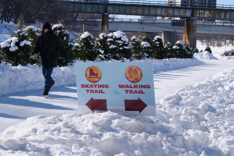 حلبة تزلج طبيعية على الجليد