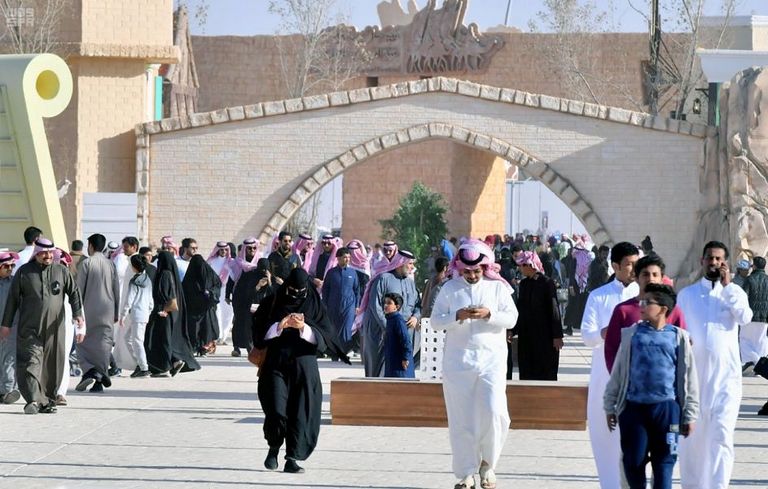 مهرجان الملك عبدالعزيز للإبل.. وجهة سياحية تجذب الأجانب