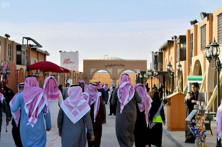 مهرجان الملك عبدالعزيز للإبل.. وجهة سياحية تجذب الأجانب