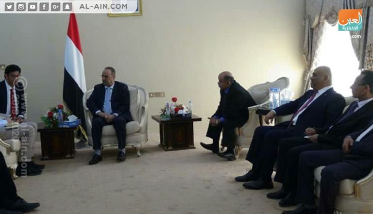 وزير الخارجية البريطاني مع وزير الداخلية اليمني وزير الخارجية البريطاني خلال زيارة قصيرة إلى عدن