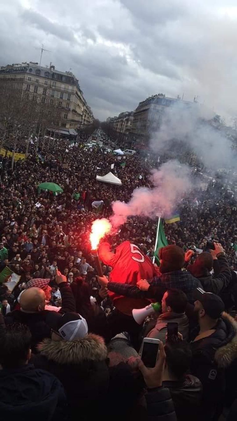 جزائريون يتظاهرون ضد ترشح بوتفليقة لولاية خامسة في باريس جزائريون يتظاهرون ضد ترشح بوتفليقة لولاية خامسة في باريس