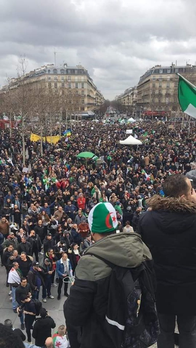 جزائريون يتظاهرون ضد ترشح بوتفليقة لولاية خامسة في باريس جزائريون يتظاهرون ضد ترشح بوتفليقة لولاية خامسة في باريس