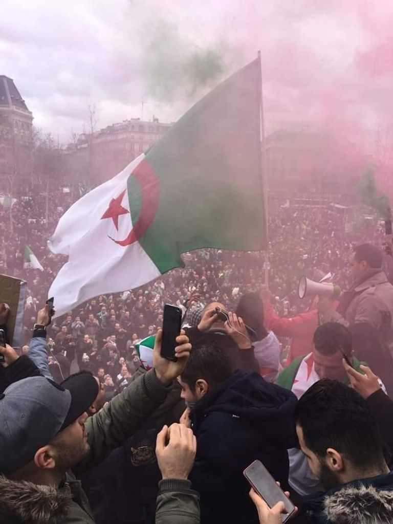 جزائريون يتظاهرون ضد ترشح بوتفليقة لولاية خامسة في باريس جزائريون يتظاهرون ضد ترشح بوتفليقة لولاية خامسة في باريس