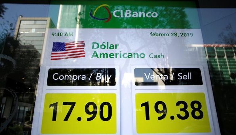 شاشة تعرض سعر البيزو المكسيكي مقابل الدولار – رويترز