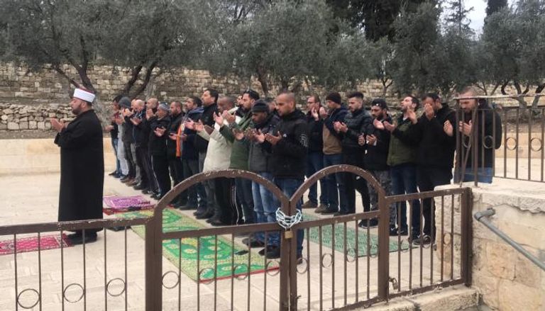فلسطينيون يؤدون الصلاة أمام باب الرحمة بالمسجد الأقصى