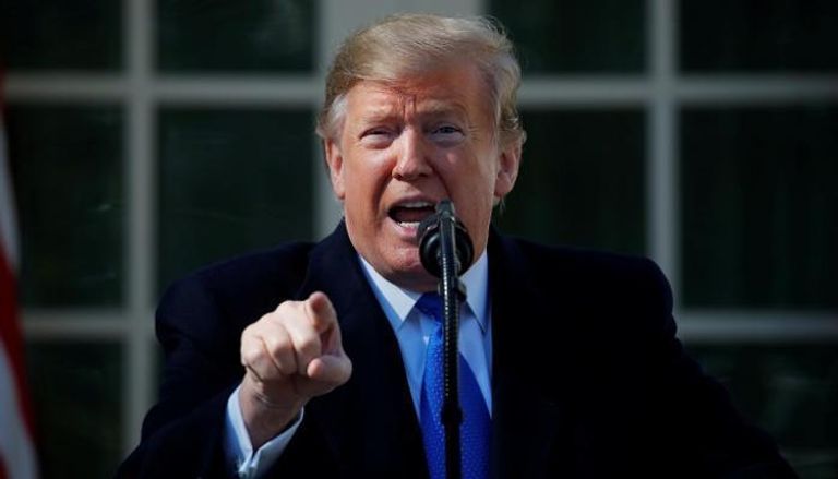 الرئيس الأمريكي دونالد ترامب - رويترز علما الاتحاد الأوروبي وأمريكا