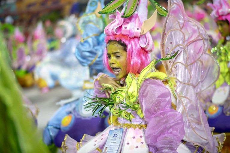 مدارس السامبا تبدأ عروضها الساحرة في كرنفال ريو