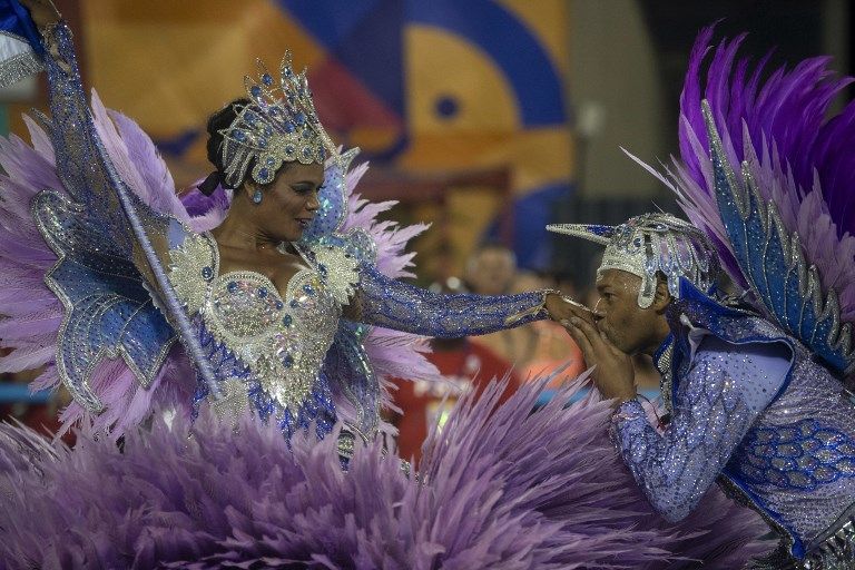 مدارس السامبا تبدأ عروضها الساحرة في كرنفال ريو