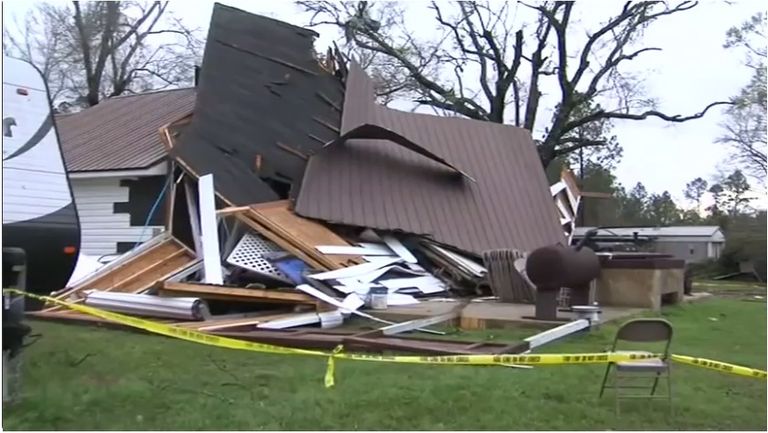 مقتل ما لا يقل عن 23 شخصا في إعصارين بولاية ألاباما الأمريكية