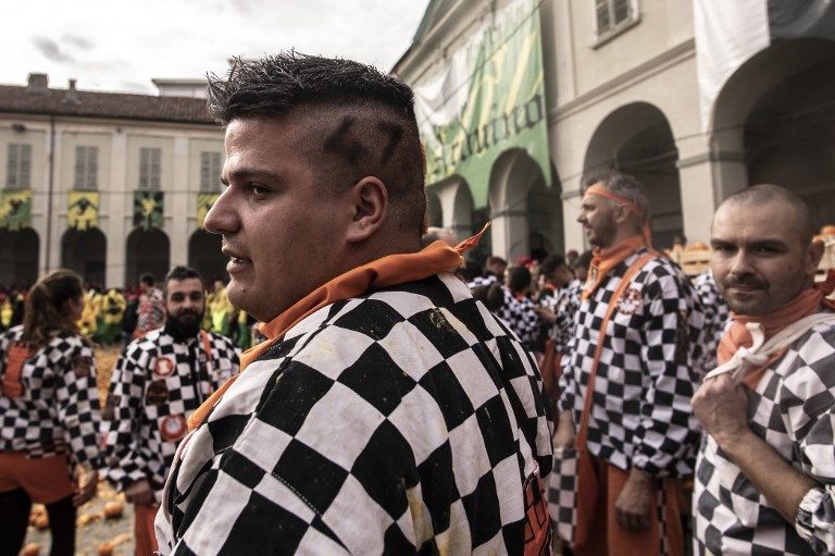 كرنفال "حرب البرتقال" في إيطاليا