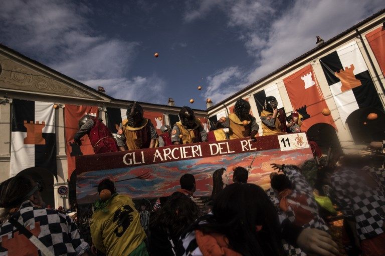 كرنفال "حرب البرتقال" في إيطاليا