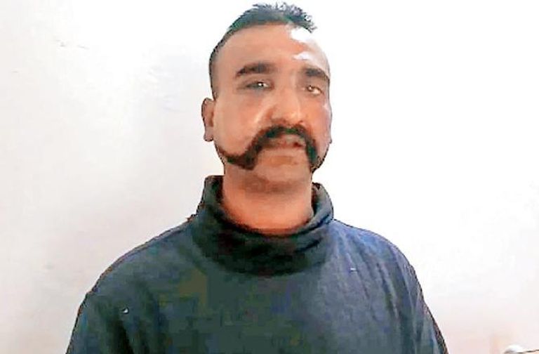 الطيار الهندي الذي أسرته باكستان قبل إطلاق سراحه مطار إسلام آباد - أرشيفية