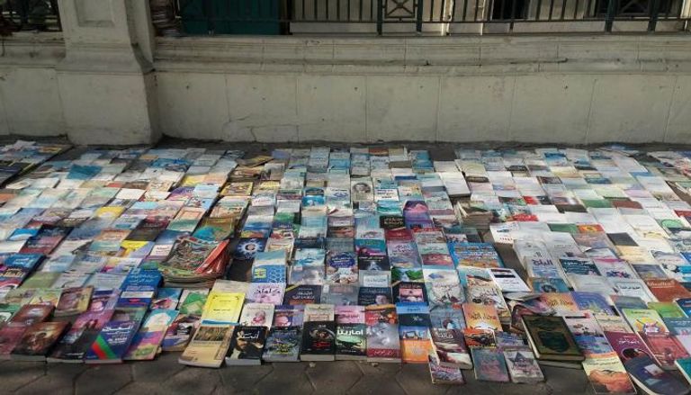 بيع الكتب على الرصيف ظاهرة منتشرة في مصر