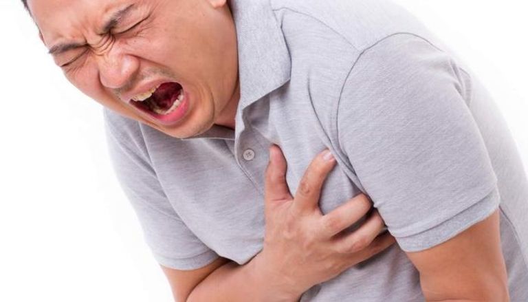 من أعراض النوبة القلبية ألم في الصدر 15 دقيقة - أرشيفية