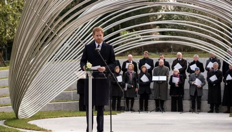 الأمير هاري خلال افتتاح النصب التذكاري