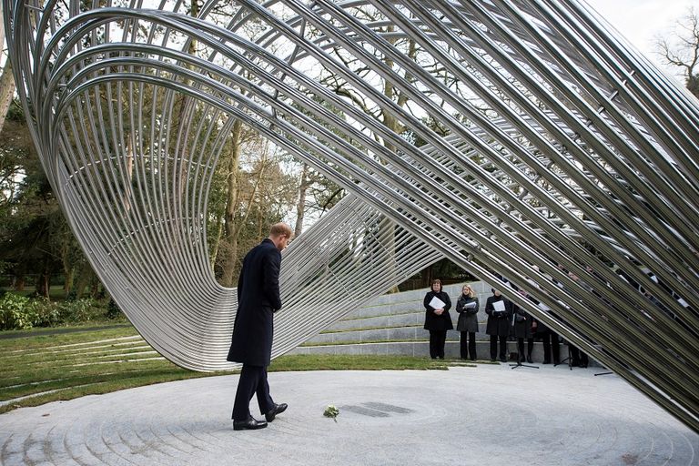 الأمير هاري خلال افتتاح النصب التذكاري