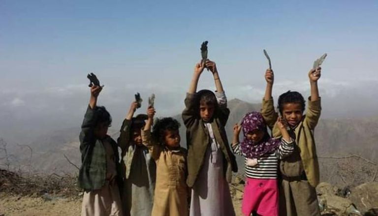 الأطفال في حجور يرفعون بقايا شظايا المقذوفات الحوثية- أرشيفية