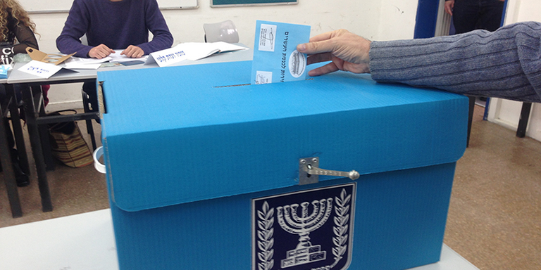 الصلاة عند الأبواب الخارجية للأقصى