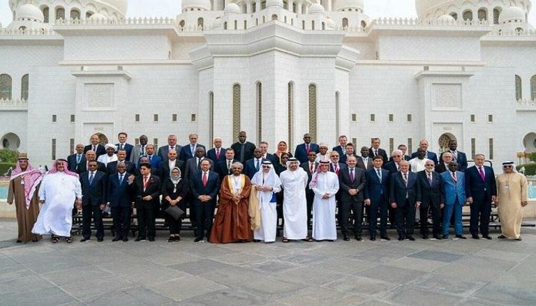 صورة تذكارية للمشاركين في اجتماع وزراء خارجية دول منظمة التعاون الإسلامي بأبوظبي