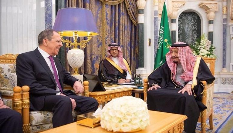 العاهل السعودي يستقبل وزير الخارجية الروسي