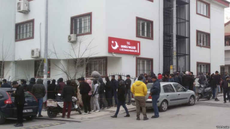 حشد للاجئين الإيرانيين في مدينة دنيزلي التركية الشرطة التركية - أرشيفية