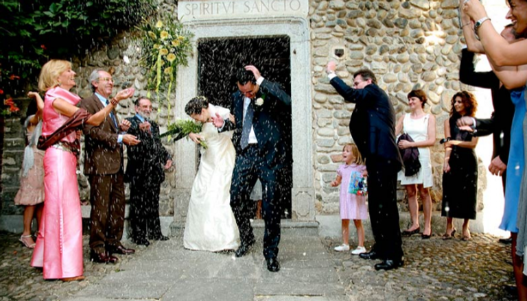 نثر الأرز والحلوى والسكر على العروسين من تقاليد الزواج الإيطالي