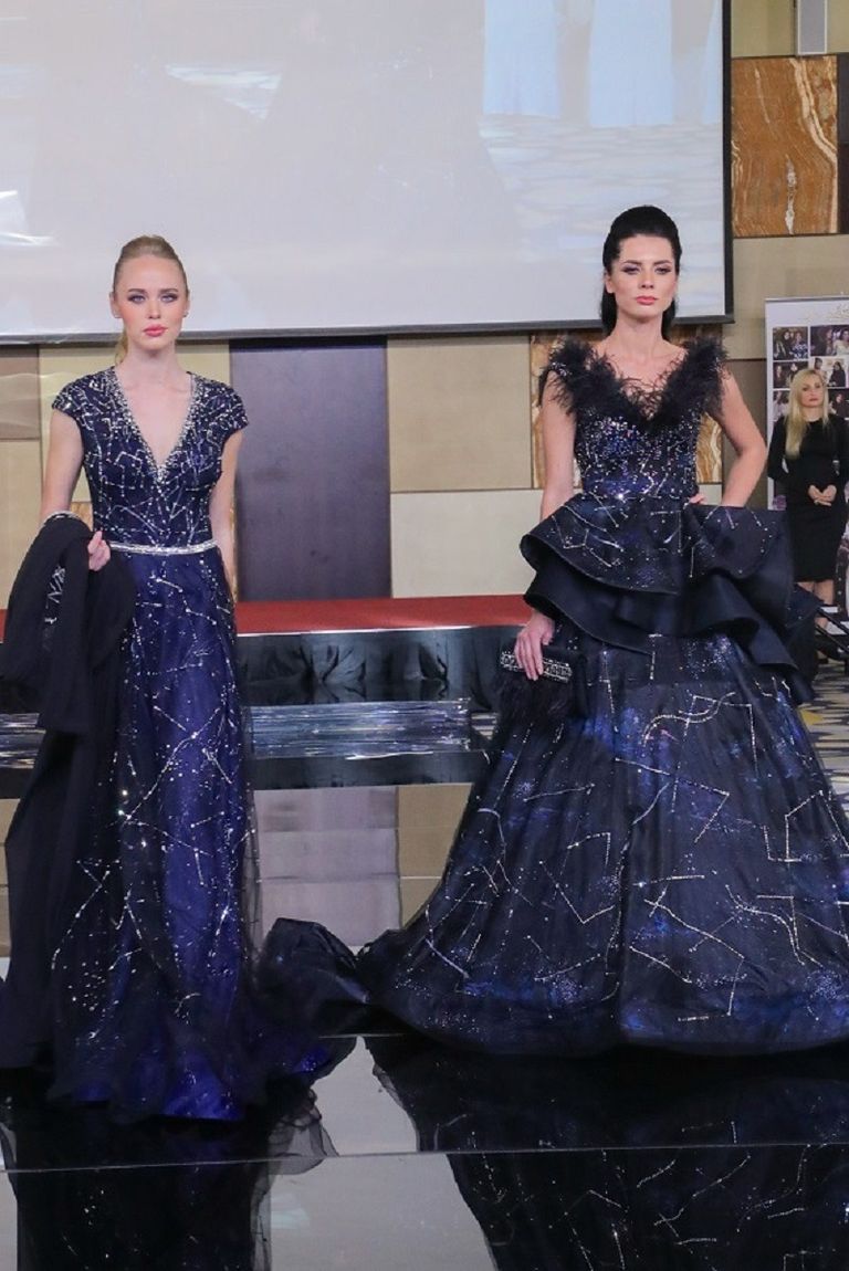 جانب من عرض أزياء منى المنصوري في الحفل 