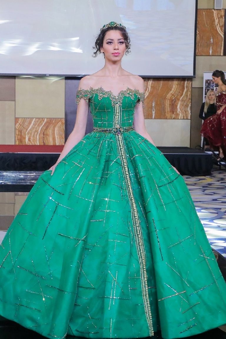 جانب من عرض أزياء منى المنصوري في الحفل 