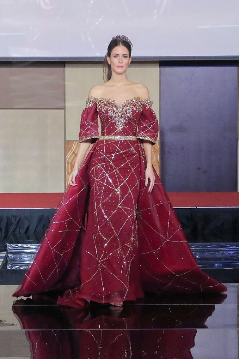 جانب من عرض أزياء منى المنصوري في الحفل 