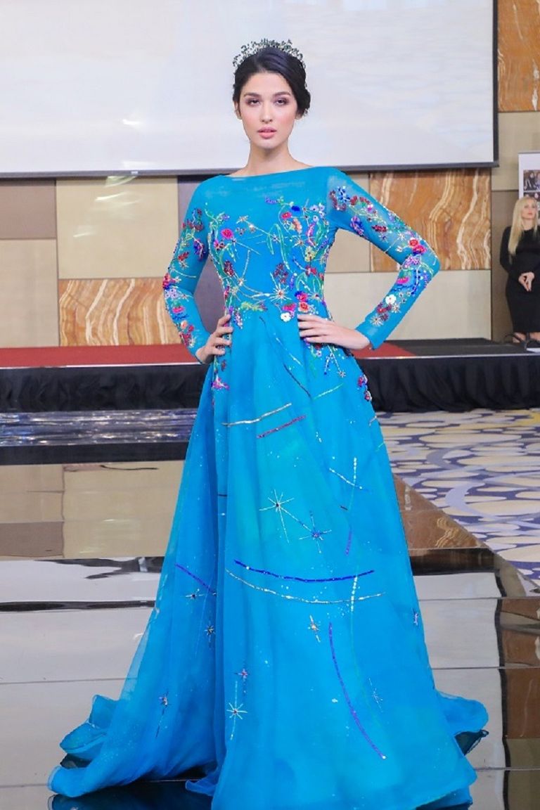 جانب من عرض أزياء منى المنصوري في الحفل 