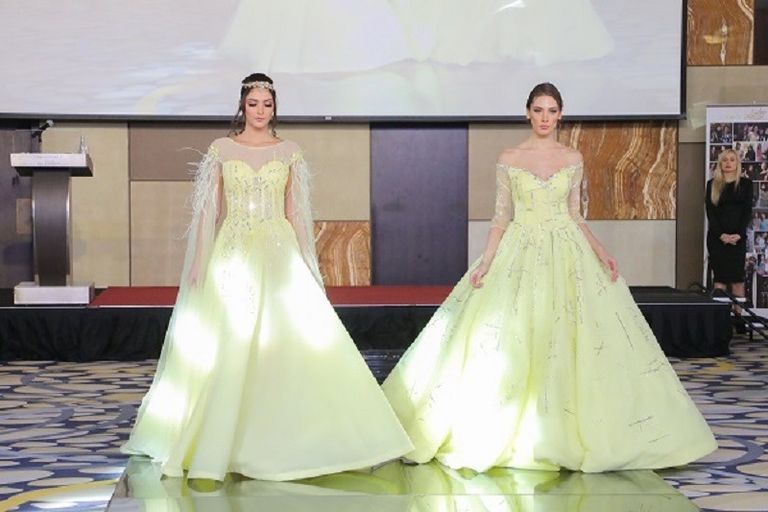 جانب من عرض أزياء منى المنصوري في الحفل 