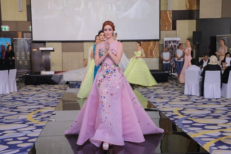 جانب من عرض أزياء منى المنصوري في الحفل 